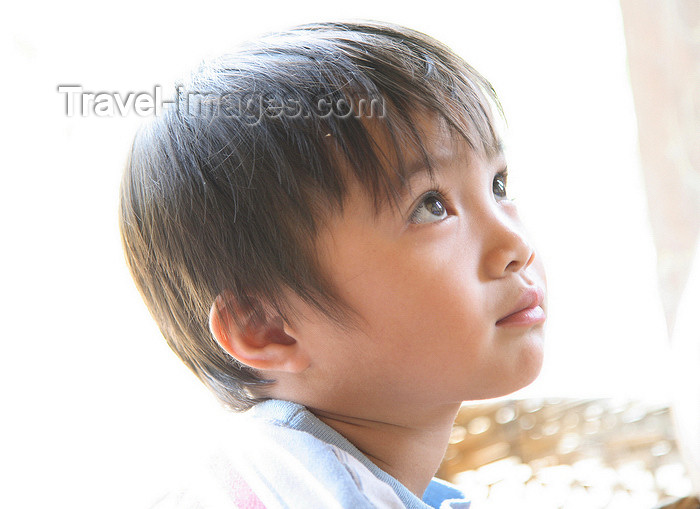 vietnam141: Ba Be National Park - Vietnam: girl looking up at her mother while helping her mother to pluck corn kernel - photo by Tran Thai - (c) Travel-Images.com - Stock Photography agency - Image Bank