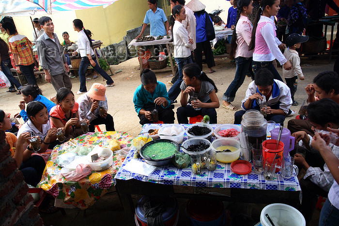 vietnam150: Ba Be National Park - Vietnam: tasting Che - sweetened porridge made by sticky rice, bean, coconut milk... - photo by Tran Thai - (c) Travel-Images.com - Stock Photography agency - Image Bank