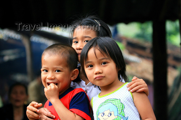 vietnam159: Ba Be National Park - Vietnam: three kids in a market- photo by Tran Thai - (c) Travel-Images.com - Stock Photography agency - Image Bank