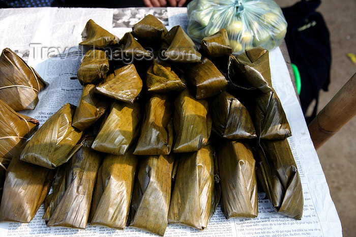 vietnam163: Ba Be National Park - Vietnam: banana leaf covering a filling of rice, green beans and pork - Vietnamese dolma - photo by Tran Thai - (c) Travel-Images.com - Stock Photography agency - Image Bank