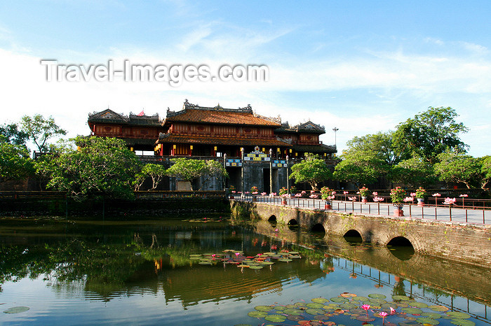 vietnam173: Hue - Vietnam: Imperial Citadel - causeway - photo by Tran Thai - (c) Travel-Images.com - Stock Photography agency - Image Bank