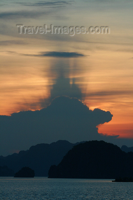 vietnam18: Halong Bay - Vietnam: sunset - cloud formation - photo by Tran Thai - (c) Travel-Images.com - Stock Photography agency - Image Bank