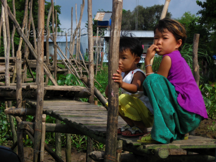 vietnam19: Viet Nam - Mekong river - An Giang Province, Mekong River Delta region: children on an improvised pier - photo by M.Samper - (c) Travel-Images.com - Stock Photography agency - Image Bank