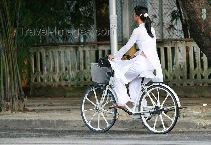 vietnam2: Hue - Vietnam: students have to dress the tradional long tunic - girl on a bike - photo by Tran Thai - (c) Travel-Images.com - Stock Photography agency - Image Bank