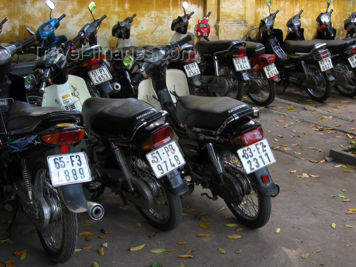 vietnam26: Vietnam - Ho Chi Minh city / Saigon: motorbikes rule the city - photo by M.Samper - (c) Travel-Images.com - Stock Photography agency - Image Bank