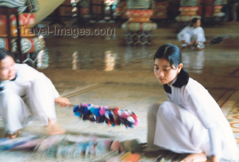 vietnam29: Vietnam - Cao-Dai temple: Caodaist girl praying - photo by N.Cabana - (c) Travel-Images.com - Stock Photography agency - Image Bank