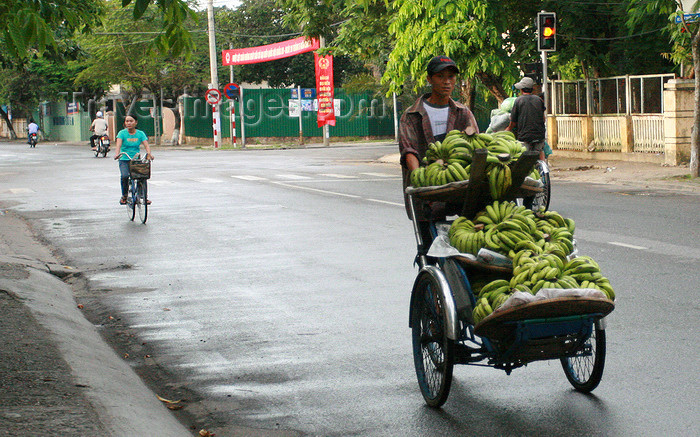 vietnam3: Hue - Vietnam: bananas in a rickshaw - photo by Tran Thai - (c) Travel-Images.com - Stock Photography agency - Image Bank