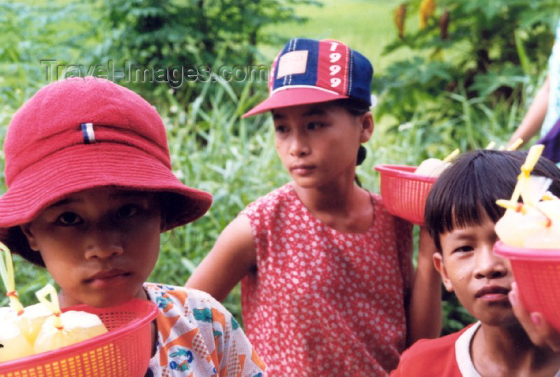 vietnam32: Vietnam - Da nang to Hué train: children selling food - photo by N.Cabana - (c) Travel-Images.com - Stock Photography agency - Image Bank