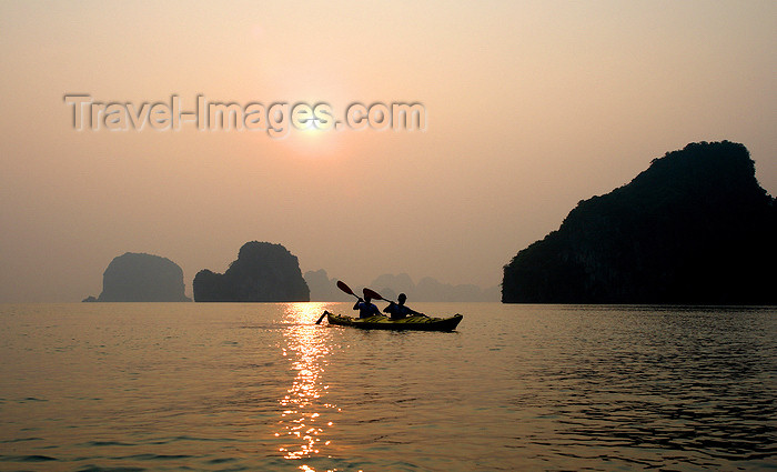 vietnam35: Halong Bay - Vietnam: kayaking at sunset - photo by Tran Thai - (c) Travel-Images.com - Stock Photography agency - Image Bank