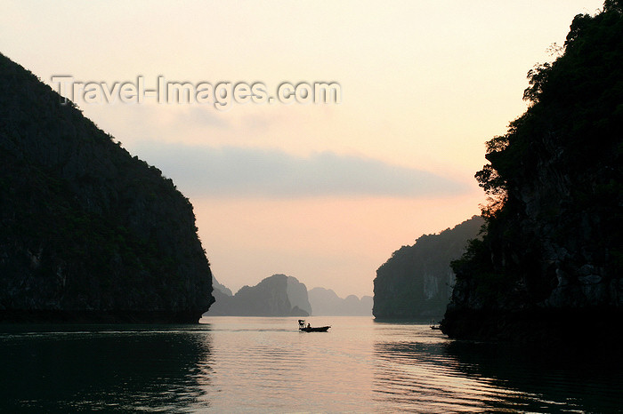 vietnam36: Halong Bay - Vietnam: sunset - small boat in a canal - photo by Tran Thai - (c) Travel-Images.com - Stock Photography agency - Image Bank