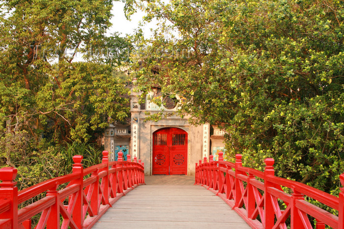 vietnam37: Hanoi - Vietnam - The Huc Bride, Hoan Kiem Lake - photo by Tran Thai - (c) Travel-Images.com - Stock Photography agency - Image Bank