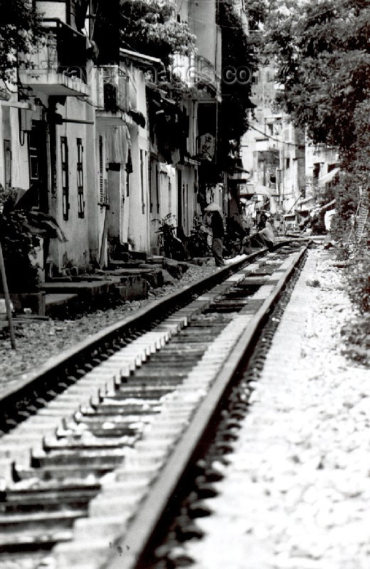 vietnam38: Hanoi - Vietnam: backyard railway - photo by Nacho Cabana - (c) Travel-Images.com - Stock Photography agency - Image Bank