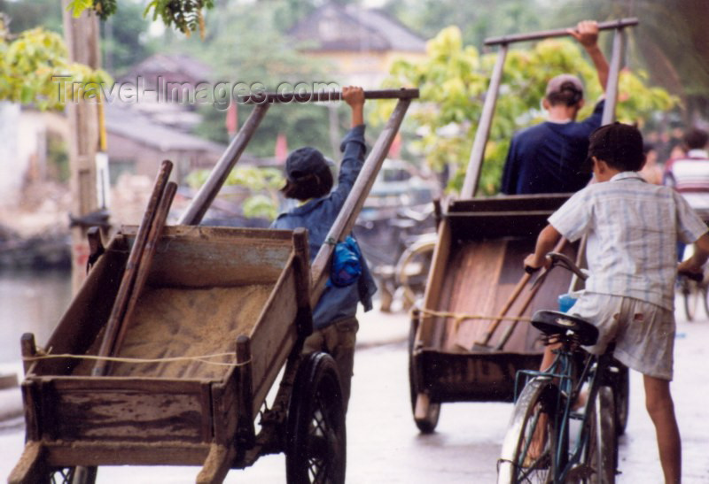 vietnam40: Vietnam - Hio-An: boy power - child pulling a cart - photo by N.Cabana - (c) Travel-Images.com - Stock Photography agency - Image Bank