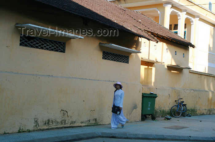 vietnam42: Hue - Vietnam: Vietnamese girl in long tunic - photo by Tran Thai - (c) Travel-Images.com - Stock Photography agency - Image Bank