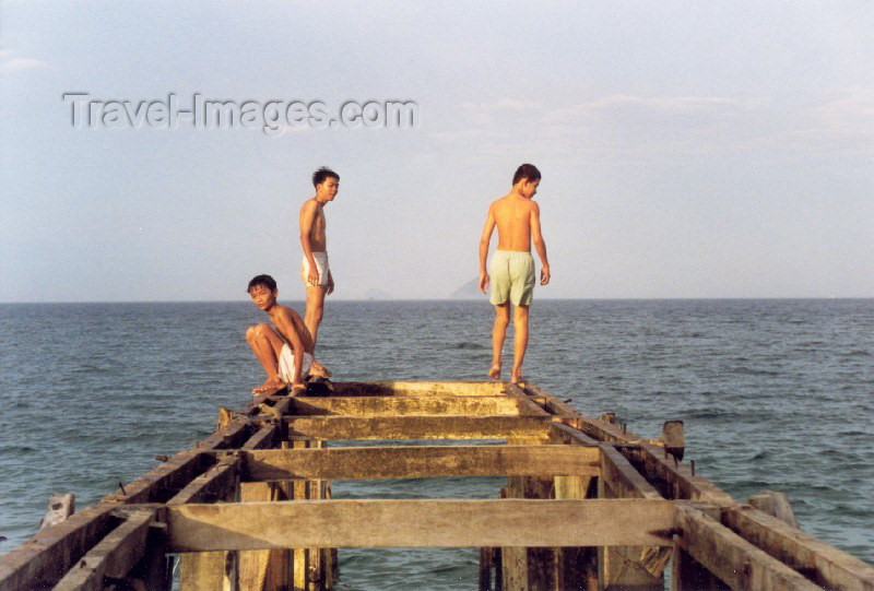 vietnam44: Vietnam - Nha Trang - Khanh Hoa Province: beach boys - photo by N.Cabana - (c) Travel-Images.com - Stock Photography agency - Image Bank