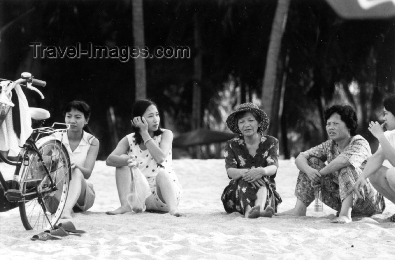 vietnam46: Vietnam - Nha Trang: beach girls - photo by N.Cabana - (c) Travel-Images.com - Stock Photography agency - Image Bank
