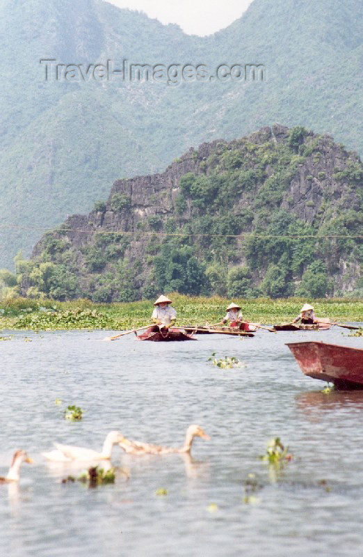 vietnam47: Hue: boats on the Huong River - the Perfumed river - photo by N.Cabana - (c) Travel-Images.com - Stock Photography agency - Image Bank