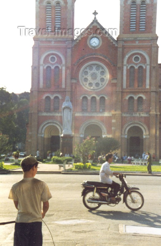 vietnam49: Vietnam - Ho Chi Minh city / Saigon: facing the virgin - photo by N.Cabana - (c) Travel-Images.com - Stock Photography agency - Image Bank