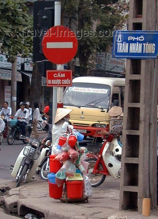 vietnam62: Hanoi - Vietnam: street corner - Pho Tran Nhan Tong - no entry sign - photo by Robert Ziff - (c) Travel-Images.com - Stock Photography agency - Image Bank