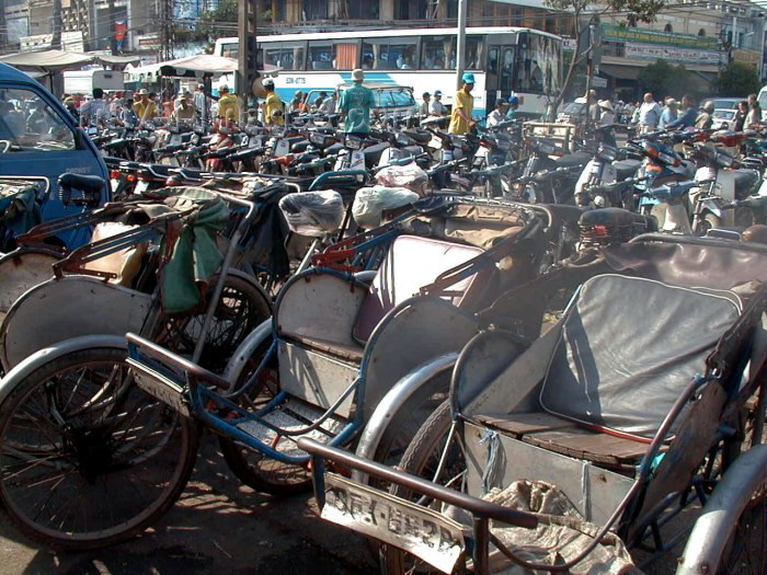 vietnam66: Vietnam - Ho Chi Minh city / Saigon: Cyclos in front of BT market - photo by R.Ziff - (c) Travel-Images.com - Stock Photography agency - Image Bank