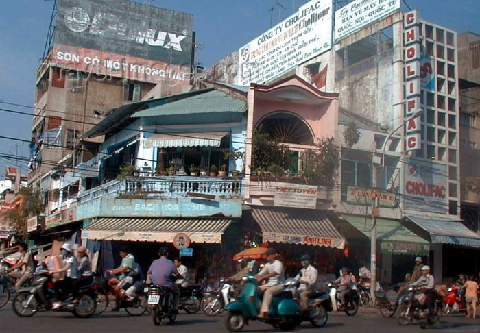 vietnam67: Vietnam - Ho Chi Minh city / Saigon: Street scene in front of Binh Tanh market - photo by R.Ziff - (c) Travel-Images.com - Stock Photography agency - Image Bank