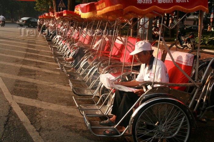 vietnam87: Hanoi - Vietnam - rickshaws wait for the tourists - photo by Tran Thai - (c) Travel-Images.com - Stock Photography agency - Image Bank