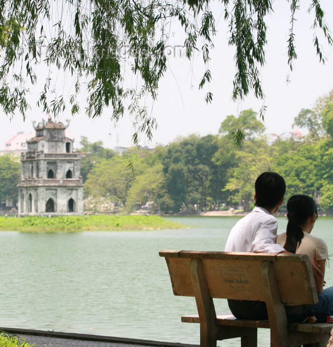 vietnam96: Hanoi - Vietnam - Hoan Kiem Lake - couple on a bench - photo by Tran Thai - (c) Travel-Images.com - Stock Photography agency - Image Bank