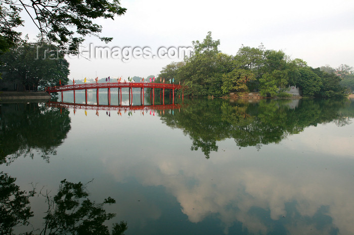 vietnam97: Hanoi - Vietnam - Hoan Kiem Lake - Huc Bridge to Jade Island - photo by Tran Thai - (c) Travel-Images.com - Stock Photography agency - Image Bank