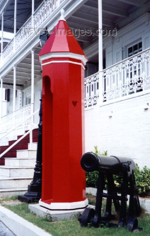 virgin-us11: US Virgin Islands - Saint Thomas: Charlotte Amalie - guarding Government House - Kongens Gade (photo by M.Torres) - (c) Travel-Images.com - Stock Photography agency - Image Bank