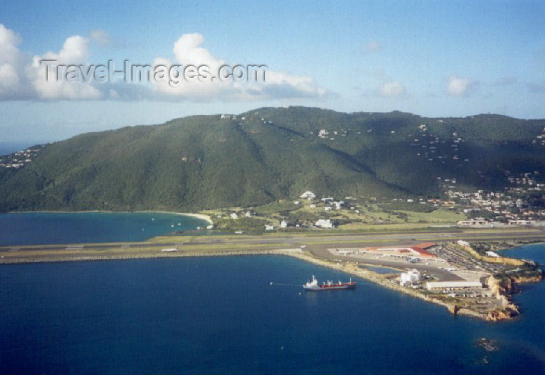 virgin-us25: US Virgin Islands - St. Thomas: Cyril E. King airport - IATA: STT, ICAO: TIST (photo by Miguel Torres) - (c) Travel-Images.com - Stock Photography agency - Image Bank