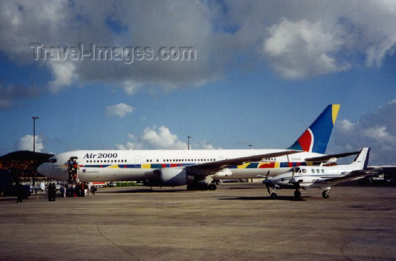 virgin-us30: US Virgin Islands - St. Thomas: Cyril E. King airport - Air2000, Mancunian tourists return home on a Boeing 767-300 (photo by Miguel Torres) - (c) Travel-Images.com - Stock Photography agency - Image Bank