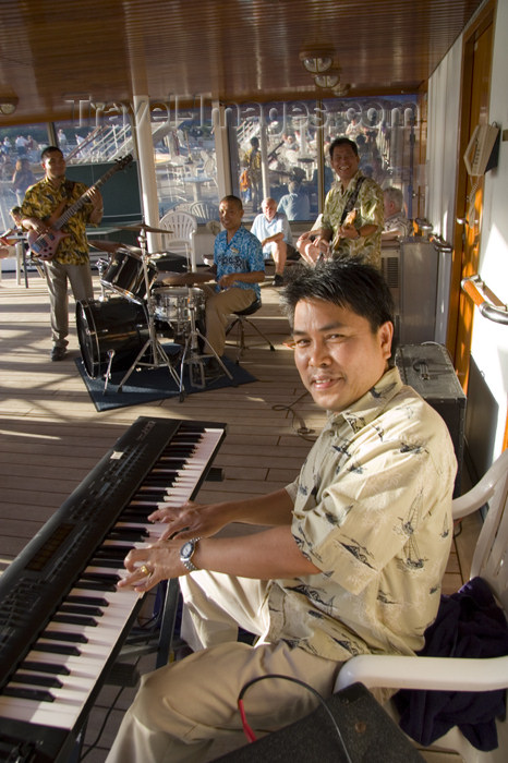 virgin-us48: USVI - St. Thomas: cruise ship band - keyboard player (photo by David Smith) - (c) Travel-Images.com - Stock Photography agency - Image Bank