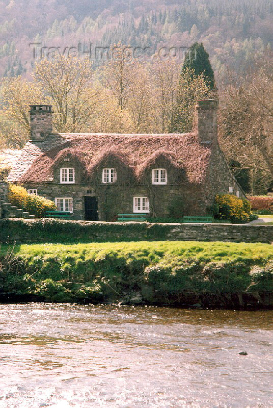 wales13: Llanwryst / Llanwrst, Cowny county, Wales: Ty Hwnt i'r Bont - creeper covered 15th century cottage, once a courthouse, now a tea room owned by the National Trust - photo by A.Baptista - (c) Travel-Images.com - Stock Photography agency - Image Bank