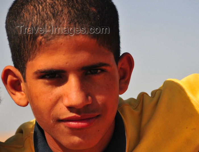 western-sahara15: Laâyoune / El Aaiun, Saguia el-Hamra, Western Sahara: Sahrawi teenager - photo by M.Torres - (c) Travel-Images.com - Stock Photography agency - Image Bank