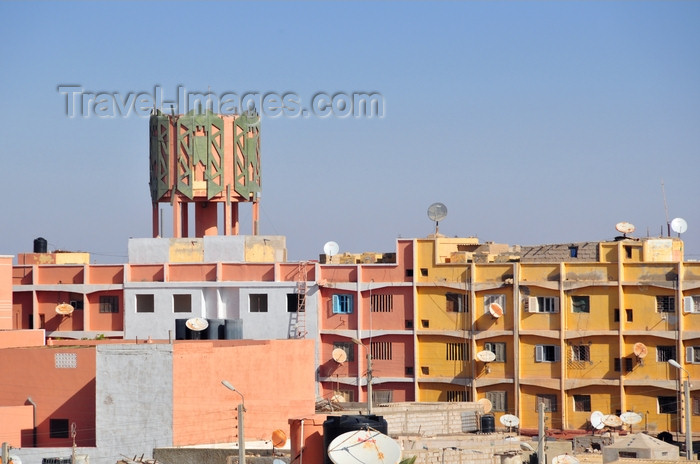 western-sahara18: Laâyoune / El Aaiun, Saguia el-Hamra, Western Sahara: sky line - apartment blocks and water tower - photo by M.Torres - (c) Travel-Images.com - Stock Photography agency - Image Bank