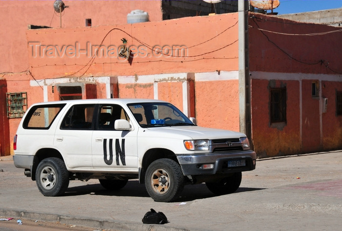 western-sahara29: Laâyoune / El Aaiun, Saguia el-Hamra, Western Sahara: UN 4WD vehicle - Blvd 24 Novembre 1975 - United Nations Mission for the Referendum in Western Sahara aka MINURSO works on both sides of the Berm, the Moroccan Wall - photo by M.Torres - (c) Travel-Images.com - Stock Photography agency - Image Bank