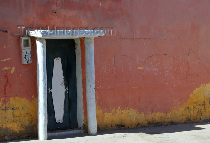 western-sahara37: Laâyoune / El Aaiun, Saguia el-Hamra, Western Sahara: shade is a precious comodity - typical house entrance of Spanish-Sahrawi houses - Colomina district - photo by M.Torres - (c) Travel-Images.com - Stock Photography agency - Image Bank