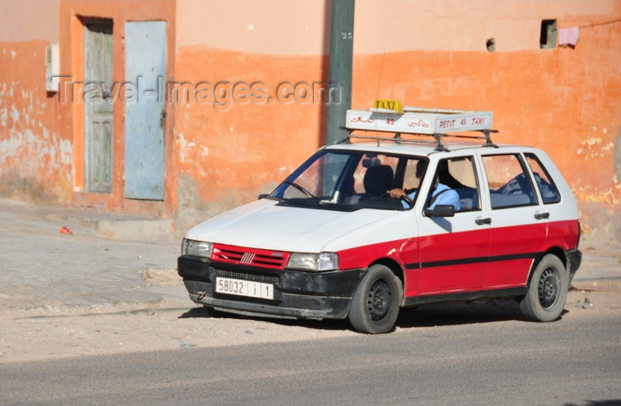 western-sahara38: Laâyoune / El Aaiun, Saguia el-Hamra, Western Sahara: petit taxi at Place Oum Saad - photo by M.Torres - (c) Travel-Images.com - Stock Photography agency - Image Bank