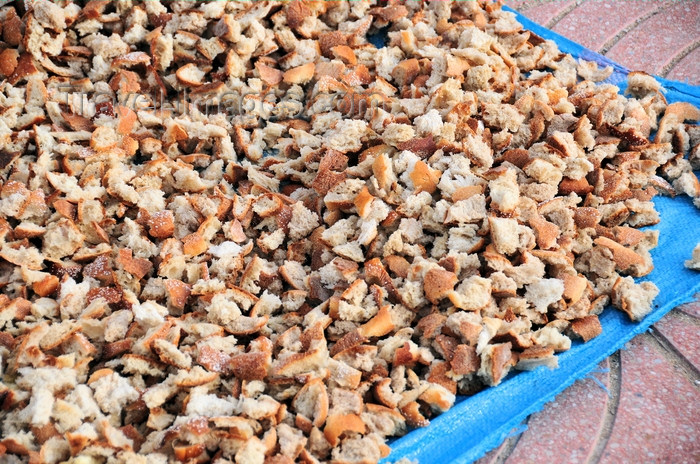 western-sahara58: Laâyoune / El Aaiun, Saguia el-Hamra, Western Sahara: drying bread on the sidewalk - Blvd Mekka al Mokarrama - photo by M.Torres - (c) Travel-Images.com - Stock Photography agency - Image Bank