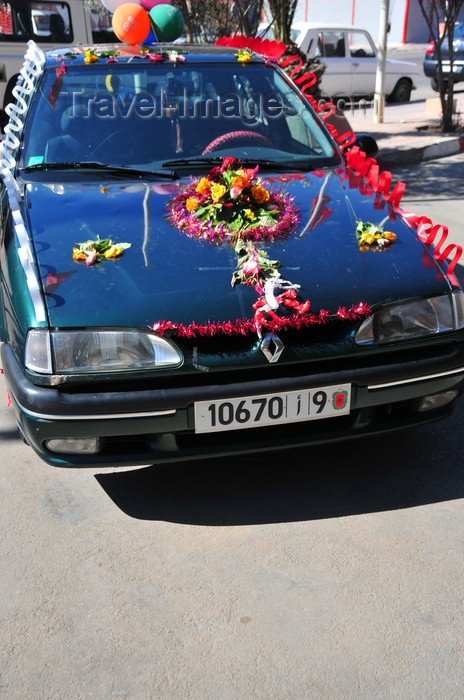 western-sahara61: Laâyoune / El Aaiun, Saguia el-Hamra, Western Sahara: car with wedding decoration - Renault 19 - Blvd de Mekka - photo by M.Torres - (c) Travel-Images.com - Stock Photography agency - Image Bank