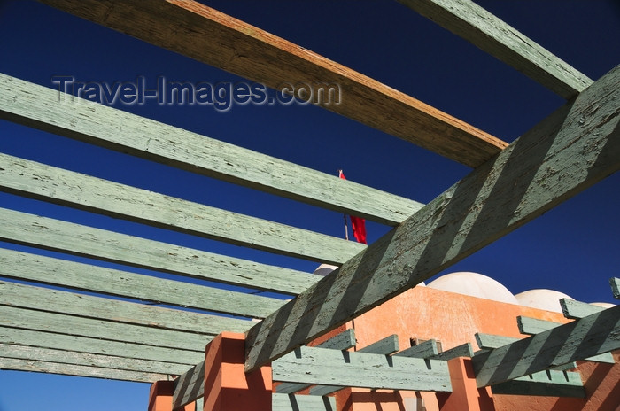 western-sahara8: Laâyoune / El Aaiun, Saguia el-Hamra, Western Sahara: green pergola and white domes - Blvd Moulay Youssef - photo by M.Torres - (c) Travel-Images.com - Stock Photography agency - Image Bank