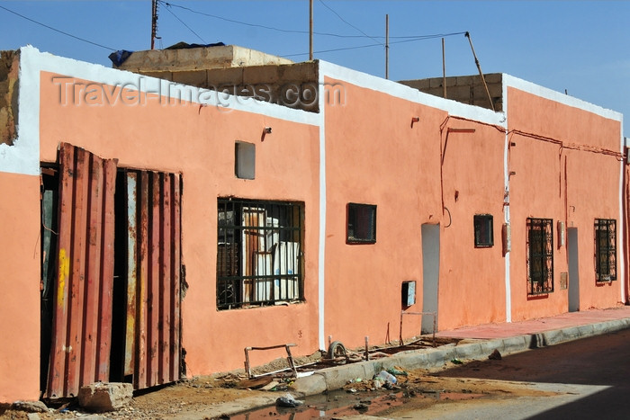 western-sahara86: Laâyoune / El Aaiun, Saguia el-Hamra, Western Sahara: houses in the Colonial district - photo by M.Torres - (c) Travel-Images.com - Stock Photography agency - Image Bank