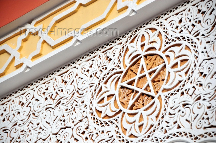 western-sahara99: Laâyoune / El Aaiun, Saguia el-Hamra, Western Sahara: decoration above the central arch - Moulay Abdel Aziz Great Mosque - photo by M.Torres - (c) Travel-Images.com - Stock Photography agency - Image Bank