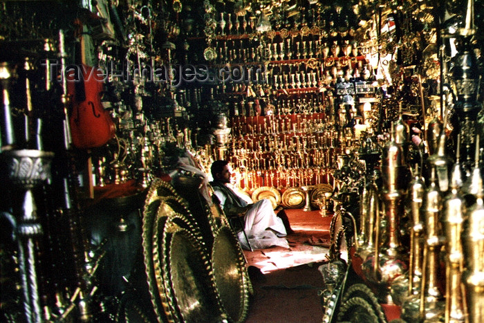 yemen1: Yemen - Sana'a / Sanna / SAH: jambiyas store - Yemeni Djambiyah - Yemenite cerimonial daggers - photo by N.Cabana - (c) Travel-Images.com - Stock Photography agency - Image Bank