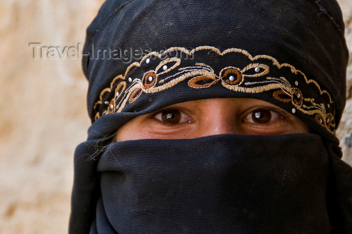 yemen102: Hababah, Sana'a governorate, Yemen: close-up of girl in Hijab - abaya - photo by J.Pemberton - (c) Travel-Images.com - Stock Photography agency - Image Bank