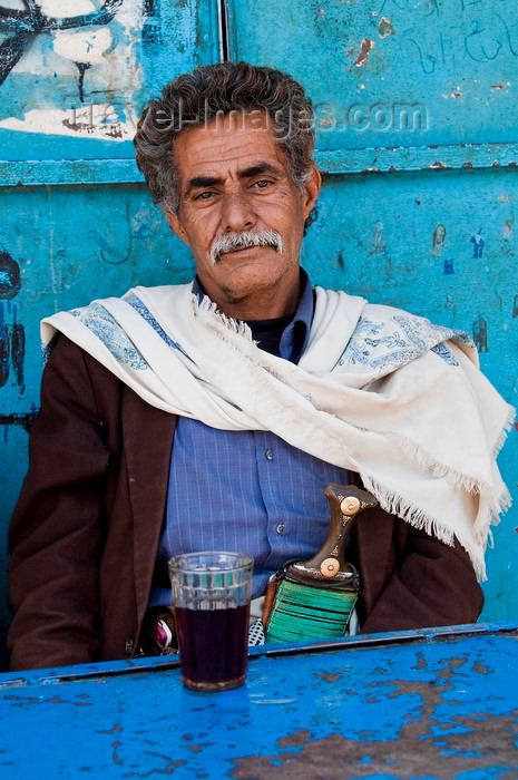 yemen106: Amran, Yemen: local man at tea shop - Jambiya at the waist - photo by J.Pemberton - (c) Travel-Images.com - Stock Photography agency - Image Bank