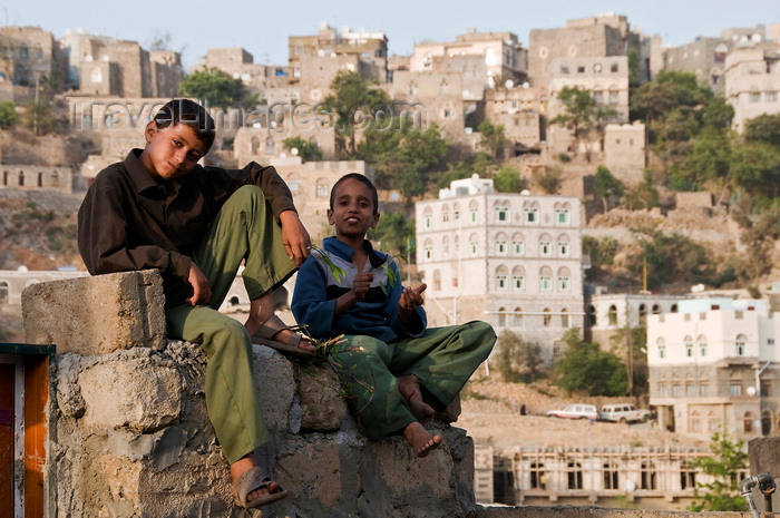 yemen112: Hajjah, Yemen: boys in front of cityscape - photo by J.Pemberton - (c) Travel-Images.com - Stock Photography agency - Image Bank