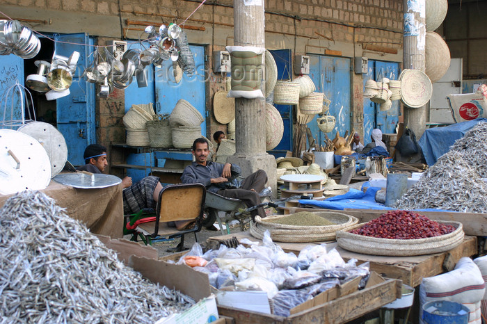 yemen14: Yemen - Taizz - the suq - mixture of dried fish, baskets and ktichen ware - photo by E.Andersen - (c) Travel-Images.com - Stock Photography agency - Image Bank