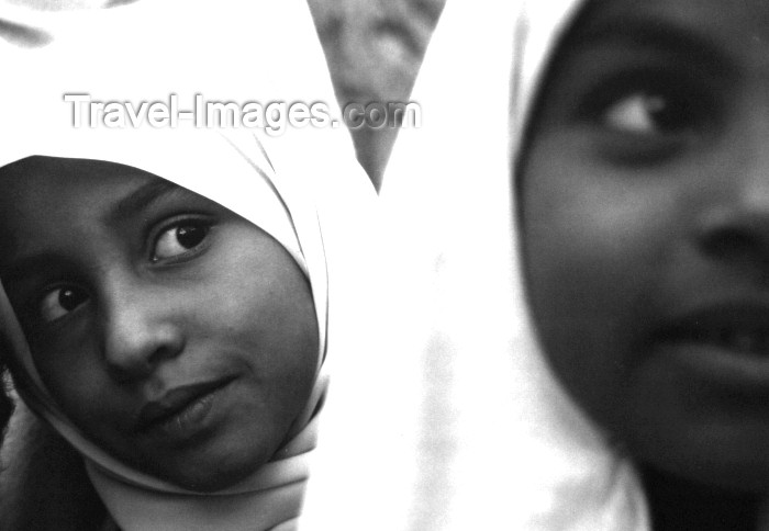yemen20: Yemen - Sana'a / Sanna / SAH: girls with hijab - Islam - photo by N.Cabana - (c) Travel-Images.com - Stock Photography agency - Image Bank