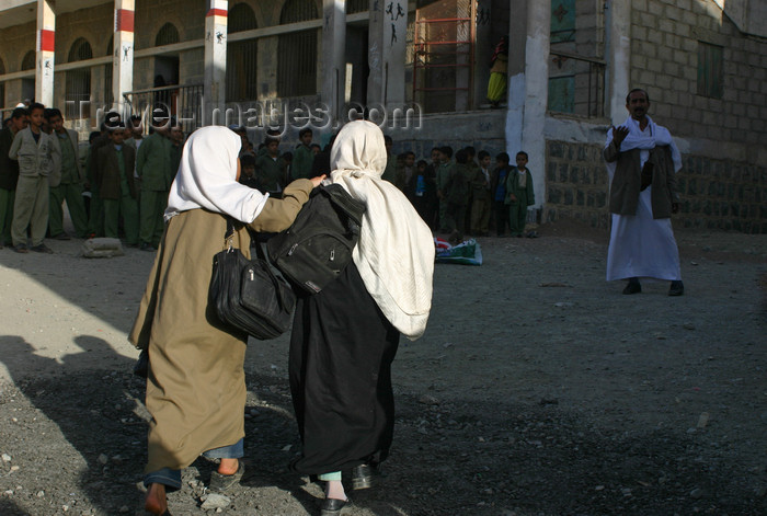yemen26: Yemen - Hajja governorate - two girls entering the school - photo by E.Andersen - (c) Travel-Images.com - Stock Photography agency - Image Bank